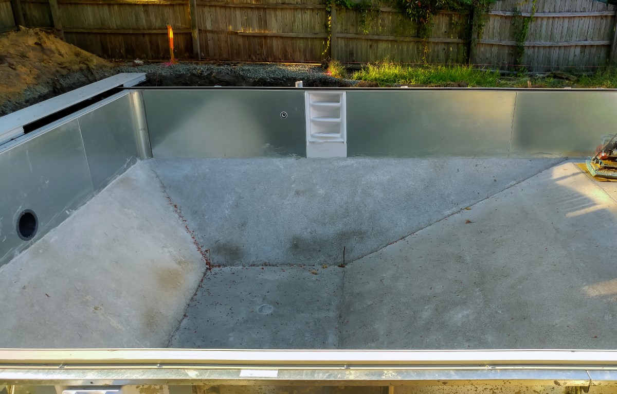 pose d'une piscine coque polyester