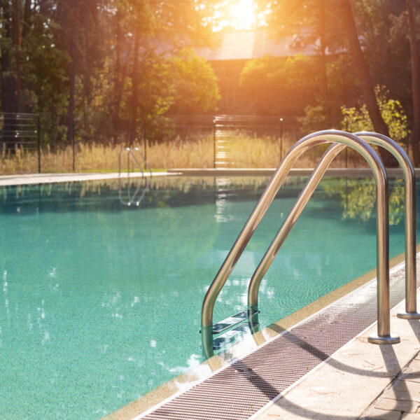 Aménagez une piscine adaptée aux personnes handicapées : conseils pratiques