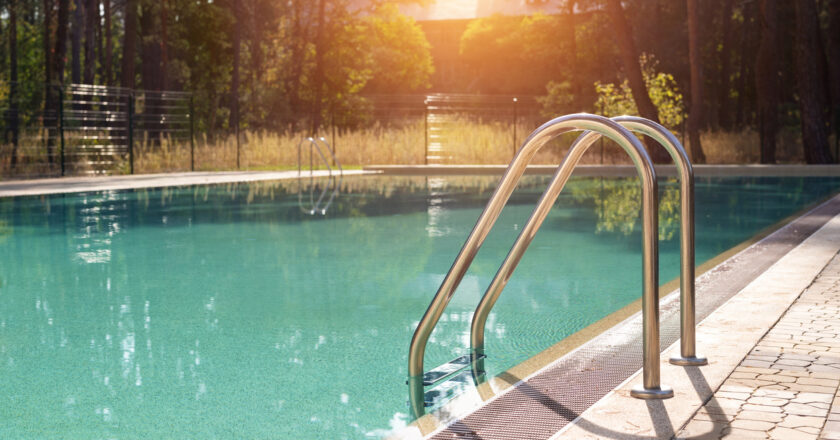 Aménagez une piscine adaptée aux personnes handicapées : conseils pratiques