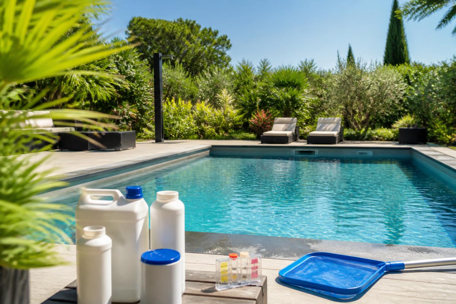découvrez comment choisir des anti-algues adaptés pour une piscine au sel afin d'assurer une eau claire et saine toute la saison.