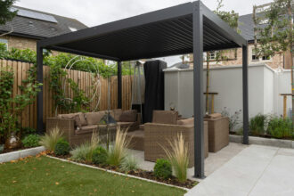 Pergola bioclimatique adossée : ce qu'il faut savoir avant de se lancer